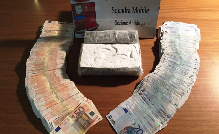 PO TAKONTE KLIENTËT NË RRUGË/ 49 vjeçarit i gjenden 200 mijë euro kokainë në…