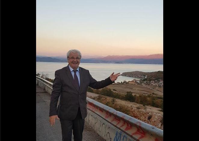“GRUEVSKI IKU SI HAJDUT”/ Spartak Ngjela poston FOTON nga liqeni i Ohrit dhe ka një “kunjë” për…