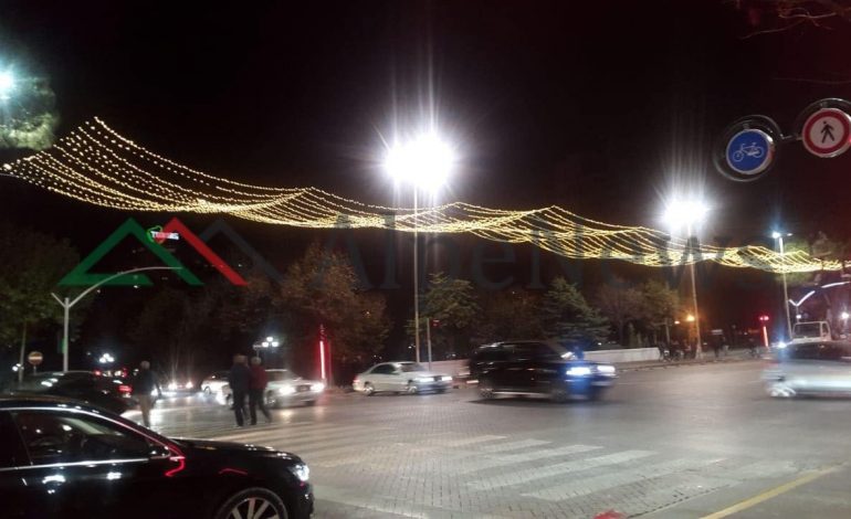 ERDHËN FESTAT NË TIRANË! Bulevardi mbushet me drita e zbukurime. Qytetarët… (PAMJET)