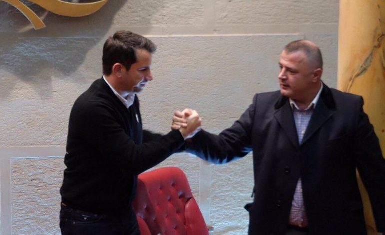 “UNAZA E MADHE”/ I premtoi kryebashkiakut Veliaj, tropojani i Astirit mban fjalën e dhënë dhe prish dy ndërtesat pa leje (VIDEO)