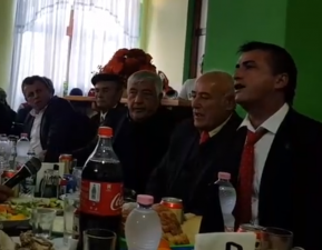 29 NËNTORI/ Kryebashkiaku i Tepelenës këndon sërish këngë labçe mes veteranëve (VIDEO)