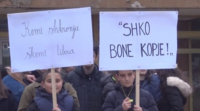 DITA E ALFABETIT/ Nxënësit në Tetovë: Kemi shkronja, s’kemi libra