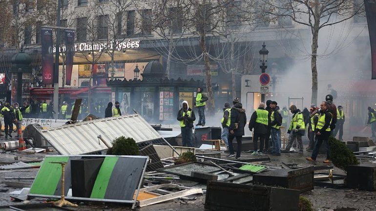 “PARISI NË FLAKË”/ Francezët mbushin rrugët, arrestohen mbi 100 protestues