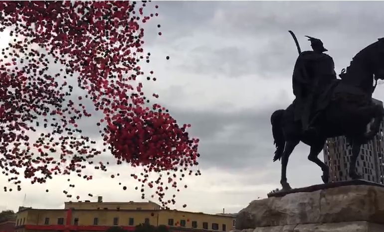 DITA E FLAMURIT/ Nga “Sheshi Skënderbej”, lëshohen tullumbacat KUQ E ZI (VIDEO)