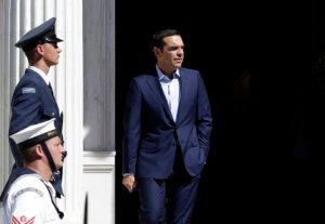 TENSIONET ME BRUKSELIN/ Tsipras paralajmëron Italinë: Tërhiquni tani, më vonë do ta keni më keq