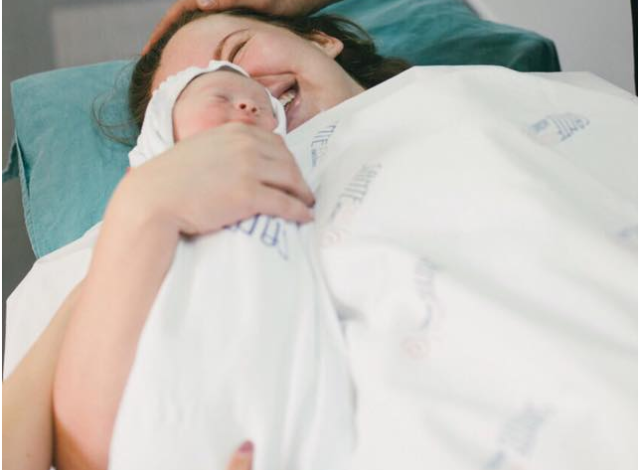 PUNONTE SI…/ Italiania bëhet nënë në moshën 62-vjeçare falë “zemërgjerësisë” së Shqipërisë