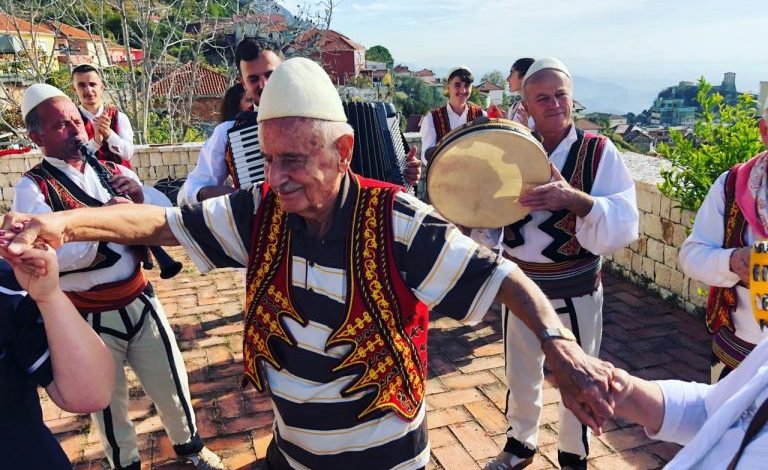MISIONI U PËRMBUSH/ Turku plotëson ëndrrën, bëhet shqiptar në moshën 90-vjeçare