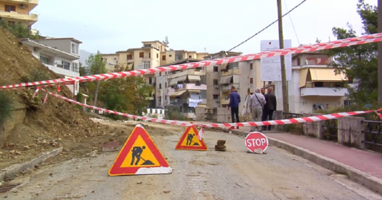 GJENDET NJË VARR I PANJOHUR/ Gjatë punimeve për sistemimin e rrugës në Gjirokastër