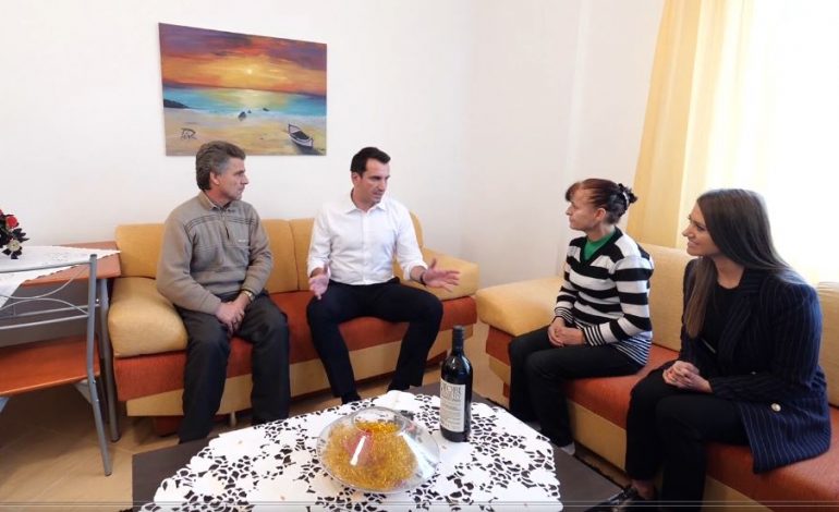 “PROJEKTI I UNAZËS SË RE”/ Veliaj viziton familjet: Banesat sociale mund t’i mbani pa afat
