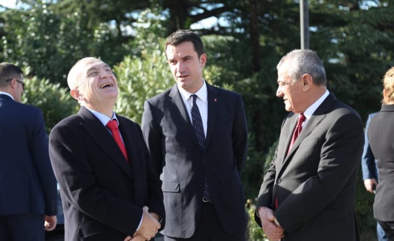 29 NËNTORI/ Çfarë nuk u pa nga HOMAZHET tek varrezat e Dëshmorëve. Nga e qeshura Metës tek… (FOTO)