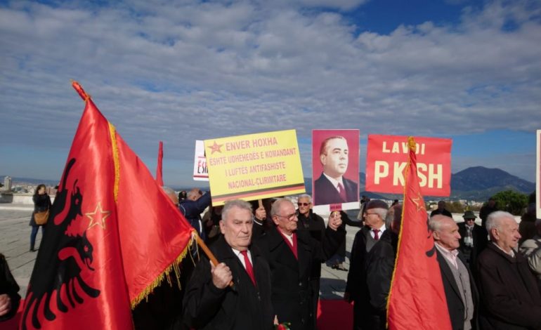 29 NËNTORI/ Me GRUSHT dhe foton e ENVER HOXHËS, komunistët homazhe tek…