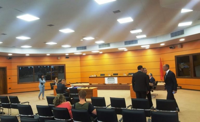 “FSHEHJE OSE JO TË PASURISË”/ Pasaktësitë nuk e lëkundën konfirmimin e prokurorit Arben Dollapaj