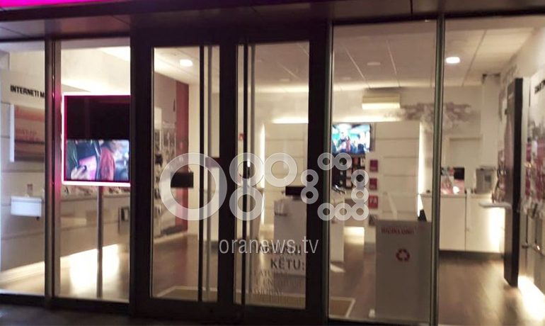 NDODH NË VLORË/ Maskat grabisin dyqanin e operatorit telefonik, marrin para dhe celularë