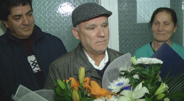 SURPRIZA PËR KIRURGUN 65 VJEÇAR NË PUKË/ Emocionohet dhe nuk mban dot lotët pasi thirret nga… (FOTO)