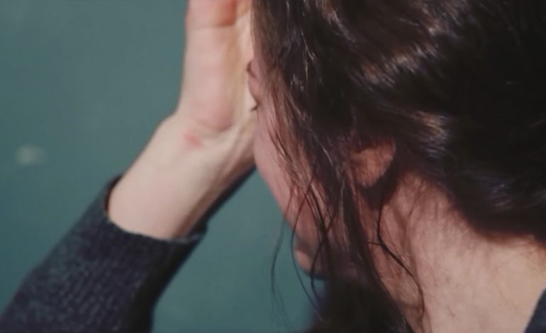 “KUNATI MË FUTET I ZHVESHUR NË SHTRAT”/ 25-vjeçarja e TRAUMATIZUAR ndahet nga burri (VIDEO)