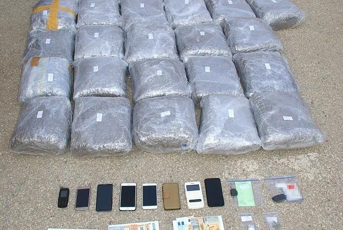 KALONIN TURQINË PËRMES GREQISË/ Kapen 3 shqiptarët me 80 kg drogë