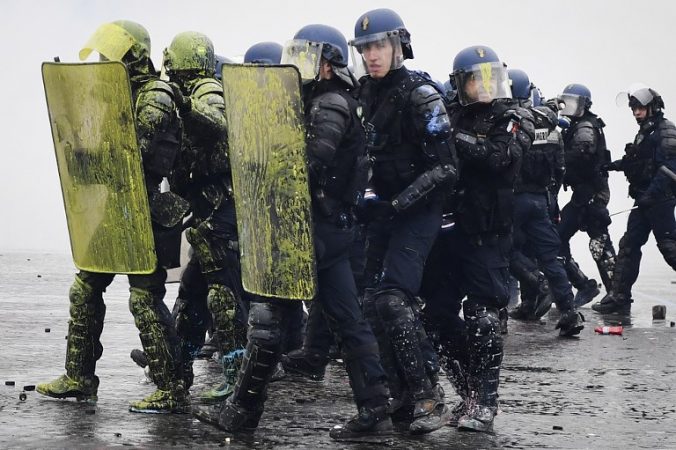 PROTESTË E RE NË FRANCË/ Pas jelekverdhëve radhën e kanë “xhaketat blu”