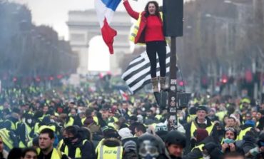 KËRCËNUAN ME PROTESTA/ Presidenti francez i rrit pagat jelekverdhëve
