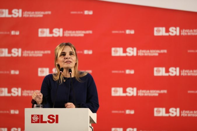 “HARRONI KARTAT E PARTISË DHE DILNI ME STUDENTËT”/ Pse thirrja e Monikës nuk ka “vlerë”