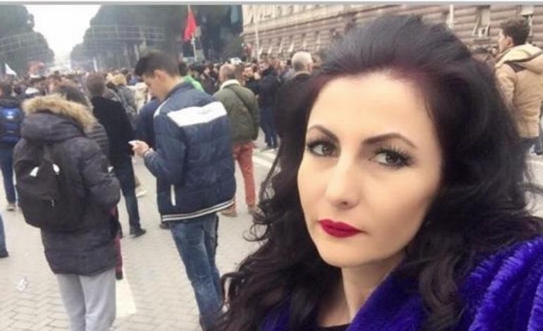 “IU MËRZIT KOKA”/ Protestës së studentëve i vjen në ndihmë mësuesja militante e PD nga Malësia e Madhe (FOTO)