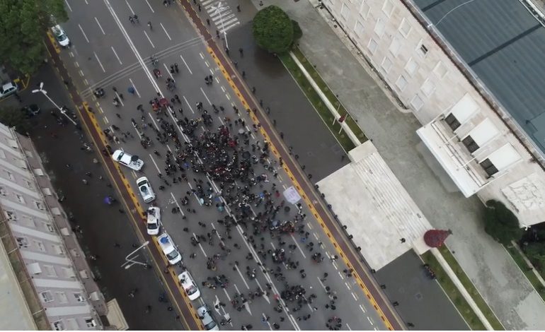 PAMJE ME DRON PROTESTA E STUDENTËVE/ Kjo është pjesëmarrja sot në Bulevard (VIDEO)