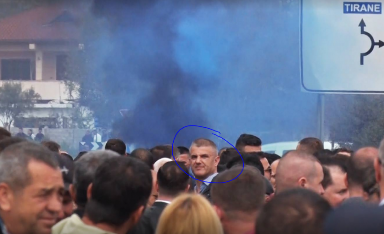 PASION PËR GJUETI DHE “DJEGIE” GOMASH/ Kush është Kryetari i ri i PD në Elbasan (FOTO)