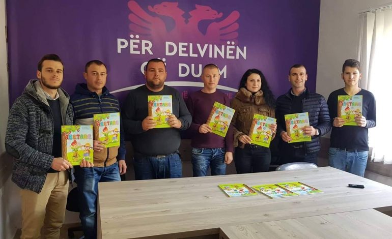 “NJË COPËZ NGA SHQIPËRIA”/ Fressh Delvinë dhuron “Abetare” për fëmijët shqiptarë, emigrantë në Greqi