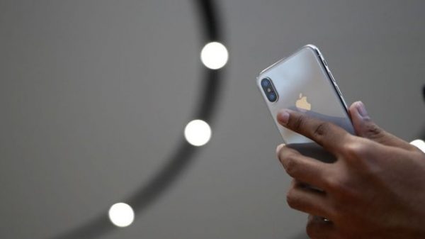 E BUJSHME/ Kina ndalon shitjen e iPhone, zbuloni arsyen