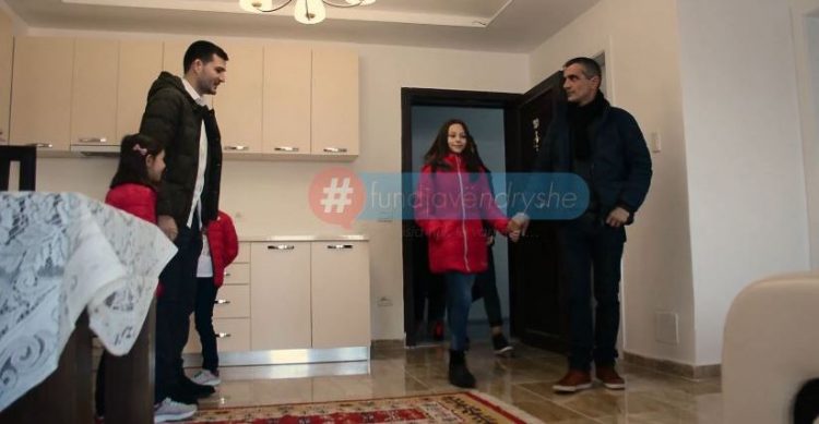 HISTORIA E DHIMBSHME/ Gjashtë vajzat jetime nga Kukësi bëhen me shtëpi në Tiranë (VIDEO)