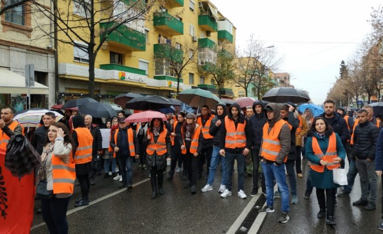 PROTESTA E STUDENTËVE/ Banorët e Astirit kërkojnë tu bashkohen, të rinjtë i refuzojnë