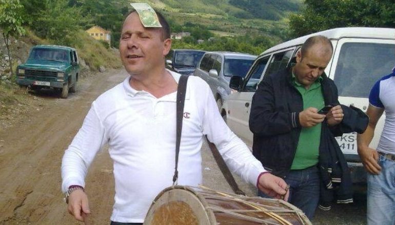 “NDRIQOHET EDHE RRUGA…”/ Kur kryebashkiaku Xhelal Mziu ka “probleme” me gjuhën shqipe! (FOTO)