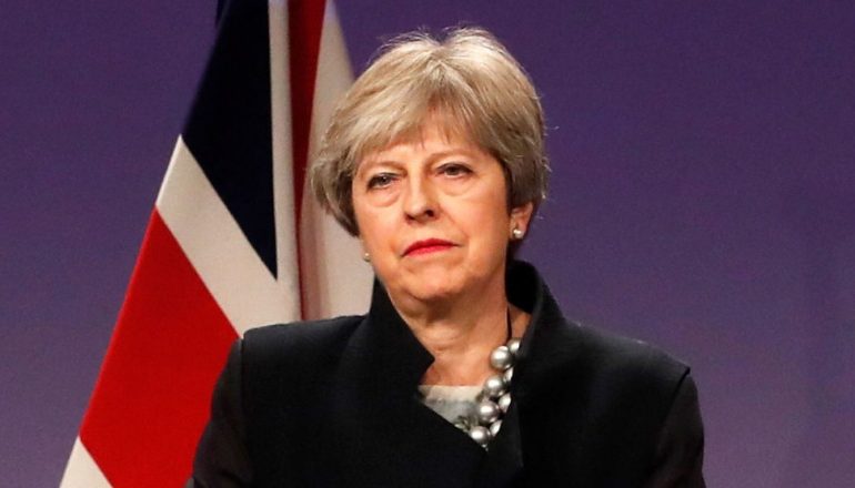 “BREXIT”/ Kryeministrja britanike May i “mbijeton” mocionit të mosbesimit