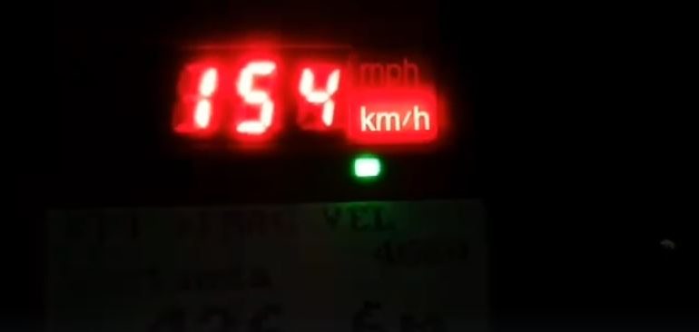 “ISHTE ME…”/ Shoferja 23 vjeçe “FLUTURON” me makinë në autostradën Tiranë-Durrës