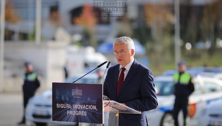 “S’KANË NDJESI PËR VIJAT E BARDHA”/ Ministri Lleshaj: Shoferët nuk i njohin rregullat e qarkullimit