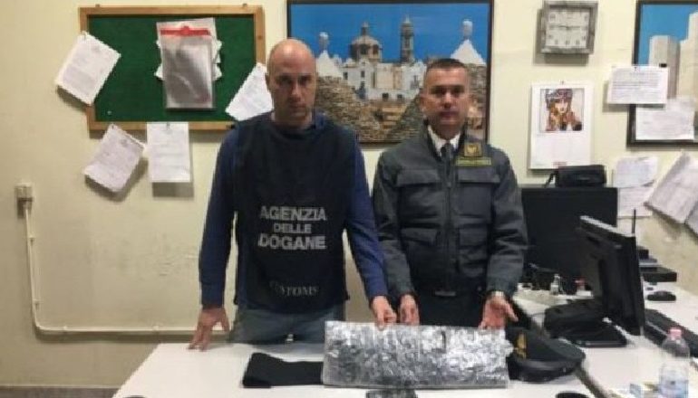 U KAP ME GJYSMË KILOGRAM MARIUANË NË BARI/ Pranga 25-vjeçari SHQIPTAR në Itali