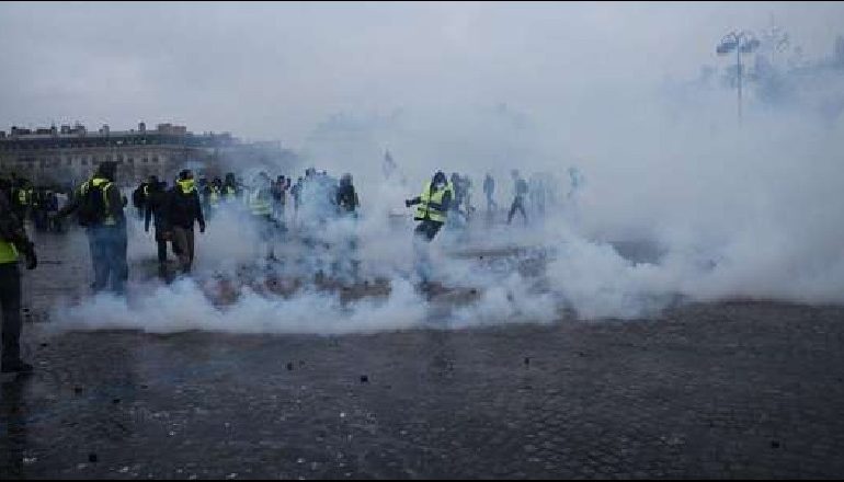 PROTESTAT E DHUNSHME/ Franca drejt vendosjes së gjendjes së jashtëzakonshme