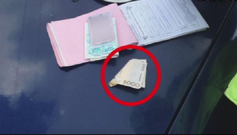 TENTOI TË KORRUPTONTE POLICIN/ 50 mijë lekë për të shmangur gjobën, arrestohet 47-vjeçari