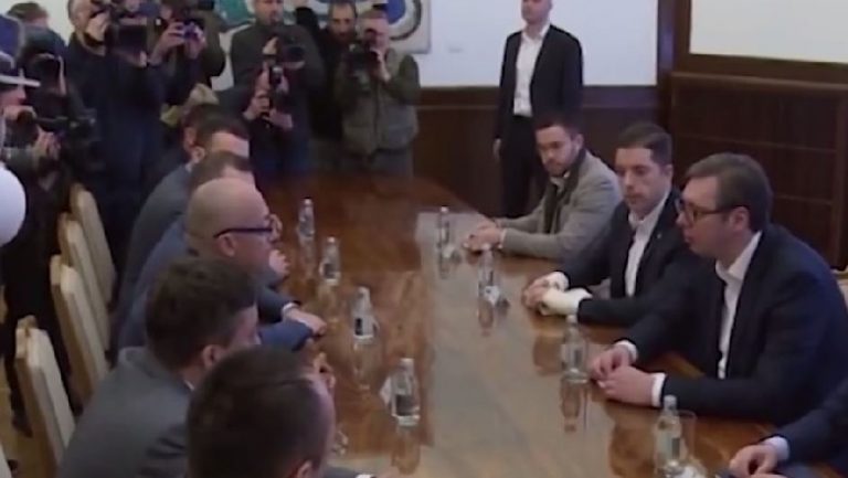 TAKSA 100%/ Lista Serbe “ngujohet” brenda Kuvendit të Kosovës