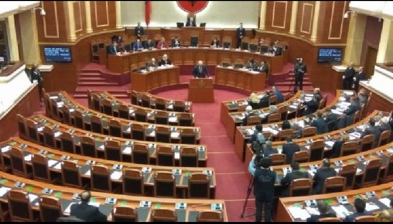 SEANCA SHTYHET NË ORËN GJASHTË/ Deputetët e PD “ngujohen” në Parlament