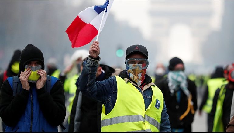PROTESTAT E “XHAKETAVE TË VERDHA”/ Qeveria franceze pezullon rritjen e taksës së karburantit