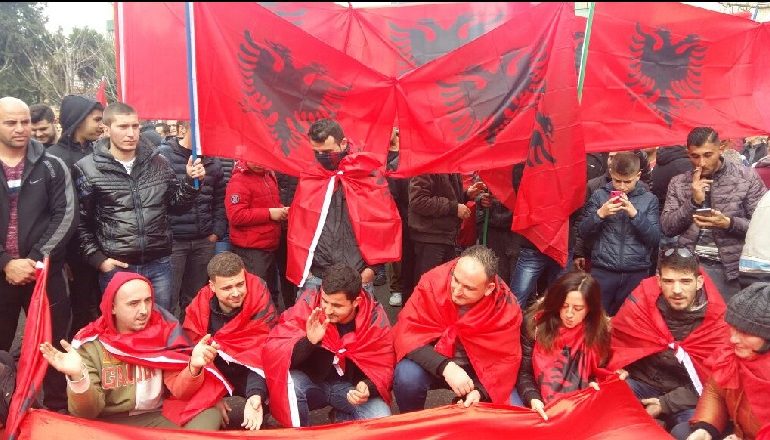 TUBIMI NË GJIROKASTËR PËR SHQIPTARËT E VRARË/ Nis organizimi në rrjetet sociale: Mbro dinjitetin tënd