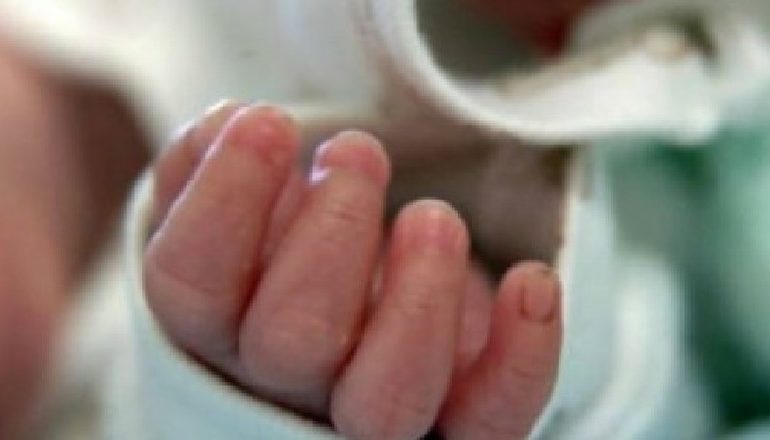 VDEKJA E FOSHNJES TE MATERNITETI I RI/ Procedohen PENALISHT tre mjekë