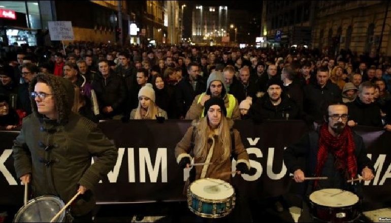 “STOP KËMISHAVE TË GJAKOSURA”/ Mijëra serbë protestë në Beograd kundër Aleksandar Vuçiç