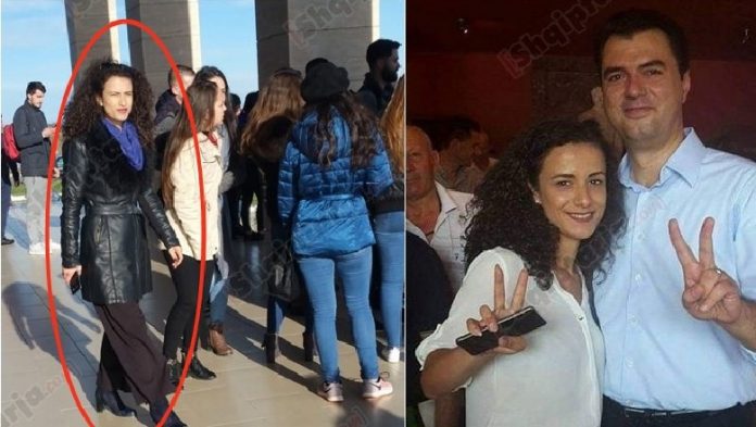 PROTESTA E STUDENTËVE TË DURRËSIT NË DUART E PD/ Në krye aktivistja demokrate Jola Hysaj (FOTO)