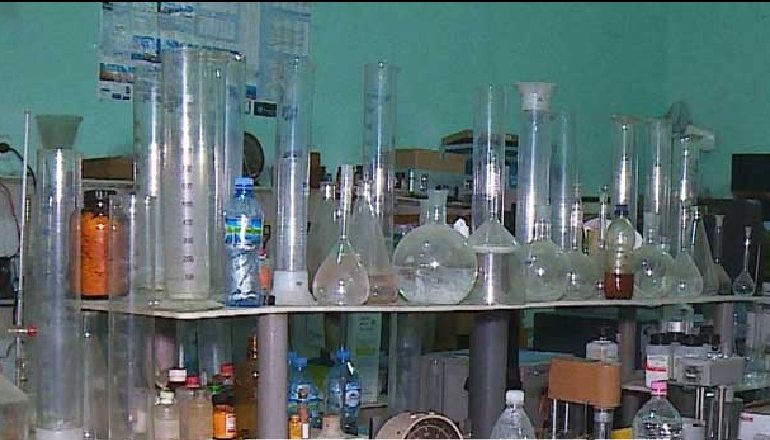PROTESTA E STUDENTËVE/ Universitet SHQIPTARE me laboratorë dhe APARATURA kineze të kohës së “Enverit”