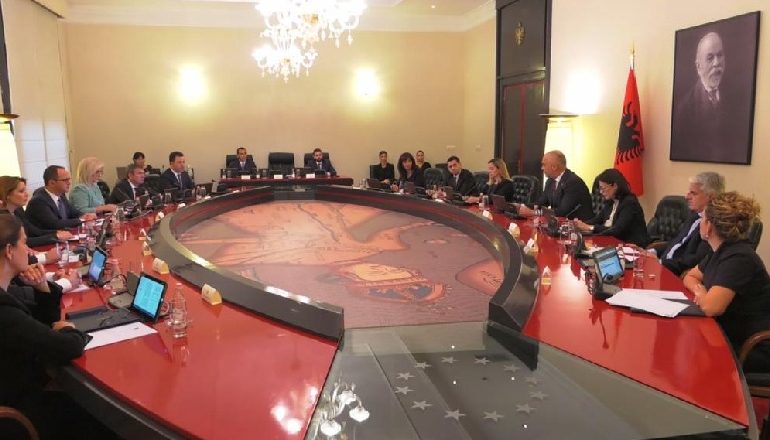 VENDIMI I QEVERISË/ Shpërblimet për pensionistët, afati dhe kategoritë që përfitojnë