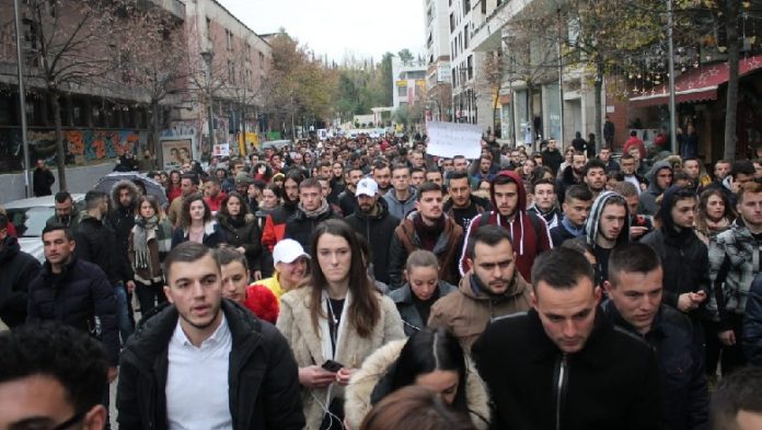 PROTESTA/ Studentët sot MBLIDHEN përpara Parlamentit