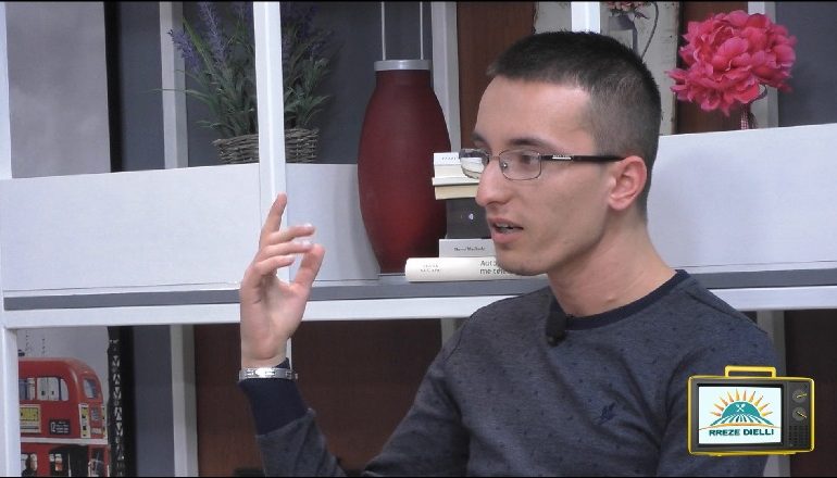 NUK NDALET AKTIVISTI I LSI/ Deklaron në emision: Studentët po ua përplasin në fytyrë pedagogëve akuzat për ngacmim seksual