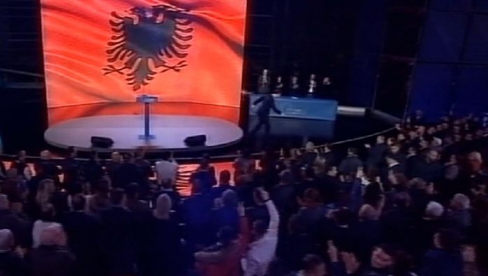 “AVASH KRYETAR”/ Pas fjalimit të gjatë në kuvendin e PD, Bashës i merren këmbët dhe për pak… (FOTO+VIDEO)