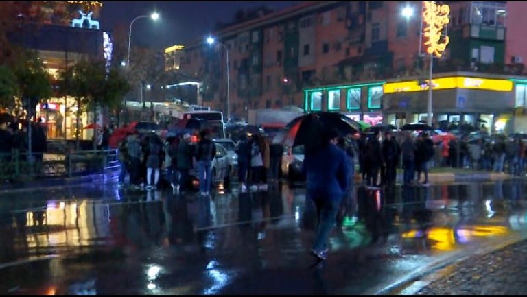 KAOS NË TIRANË/ PD-LSI bllokojnë Zogun e Zi, 2 ambulancat bllokohen duke rrezikuar… (VIDEO)